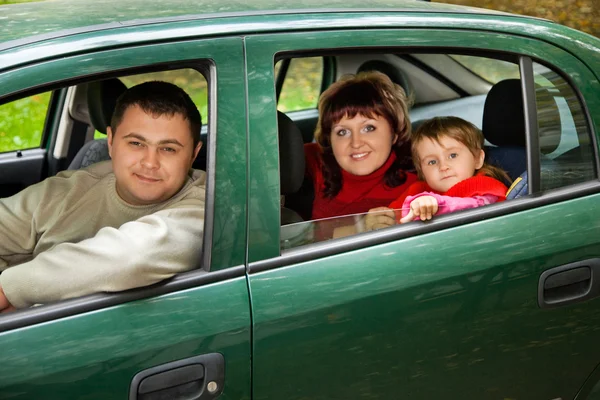 Женатая пара и маленькая девочка сидят в машине на парковке — стоковое фото