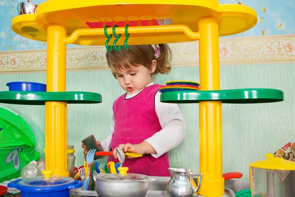 Little girl washes ware — Stock Photo, Image