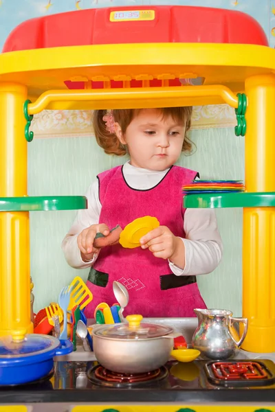 Маленькая девочка стирает посуду — стоковое фото