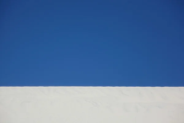 Песок и голубое небо — стоковое фото