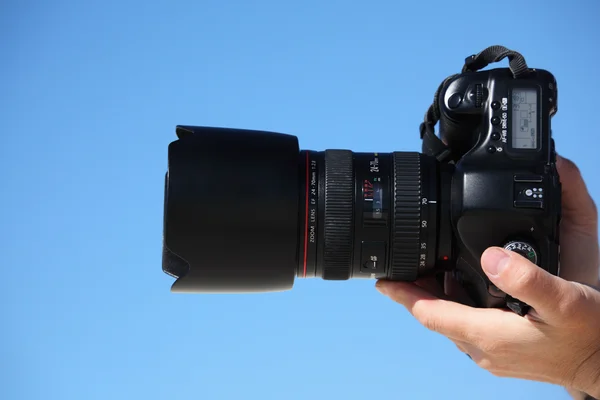Händer med fotokamera — Stockfoto