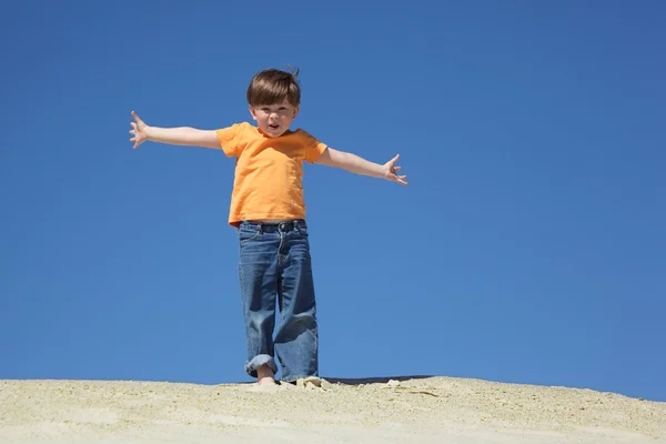 男孩站在沙滩上 — 图库照片