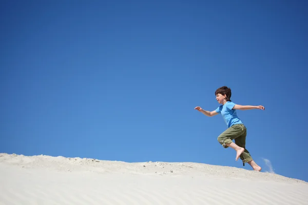 Αγόρι, τρέχει στην άμμο — Φωτογραφία Αρχείου