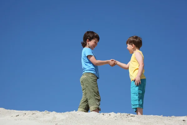 Dois meninos cumprimentam na areia — Fotografia de Stock