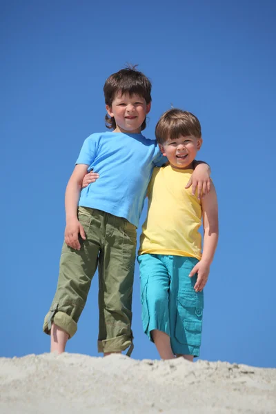 两个男孩在沙子上互相拥抱 — 图库照片