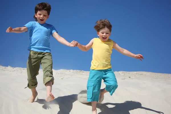 Zwei Jungen rennen auf Sand — Stockfoto