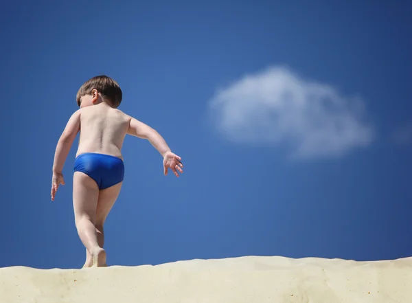 Αγόρι πηγαίνει στην άμμο, πίσω άποψη — Φωτογραφία Αρχείου
