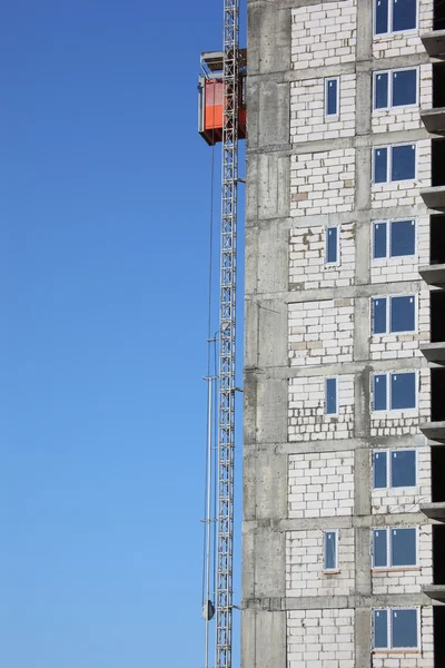 Lift on wall of under construction building — Zdjęcie stockowe