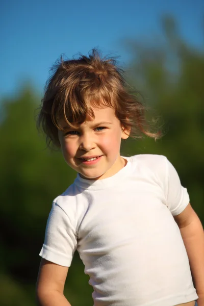 Портрет маленькой улыбающейся девочки на открытом воздухе — стоковое фото