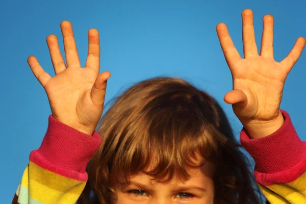 Kleines Mädchen mit erhobenen Händen Nahaufnahme — Stockfoto