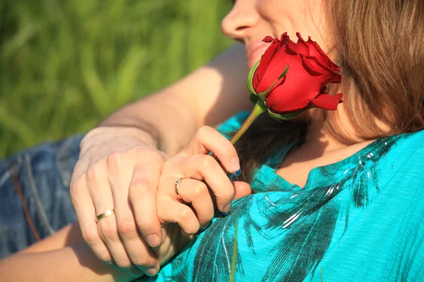 Closeup rode rose en twee handen — Stockfoto