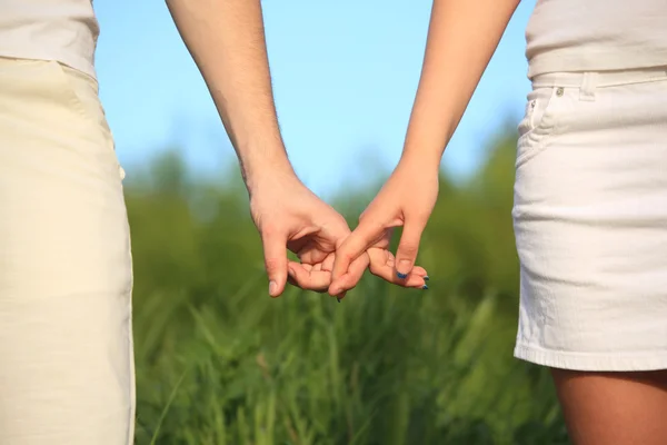 Man en vrouw handen worden gehouden voor elkaar — Stockfoto