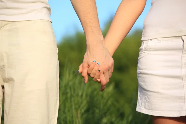 Man en vrouw handen worden gehouden voor elkaar — Stockfoto