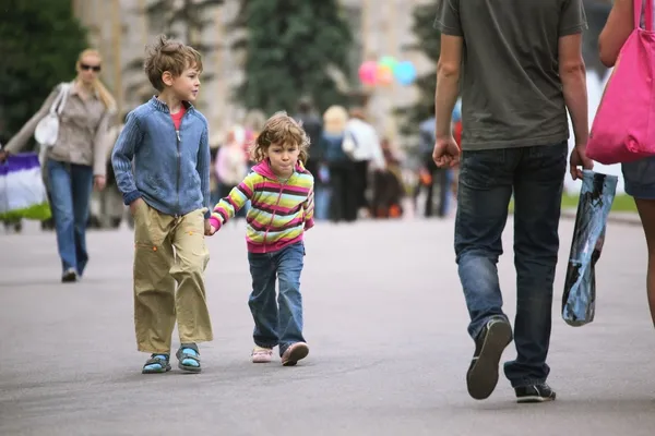 Walking kids — Stockfoto