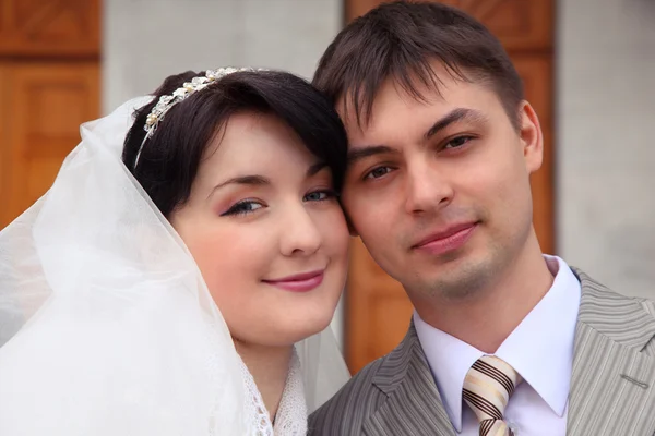 Das Porträt des frisch verheirateten Paares — Stockfoto