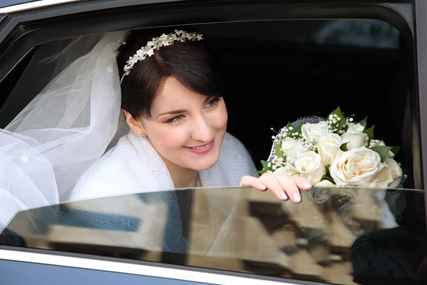 Sposa in macchina — Foto Stock