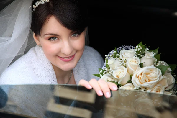 Bride in the car — Stock Photo, Image