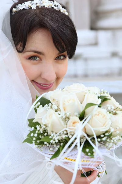 Портрет счастливой невесты — стоковое фото