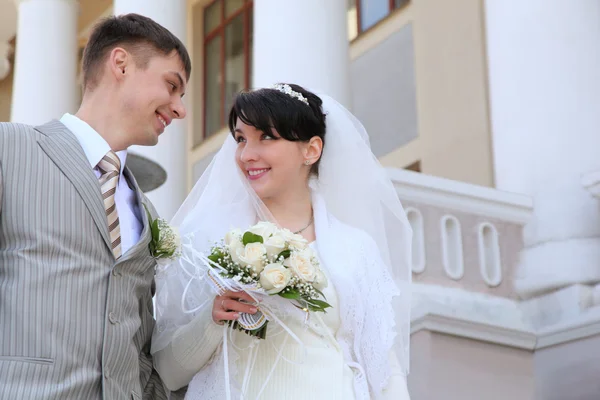 O casal recém-casado olhando um para o outro — Fotografia de Stock
