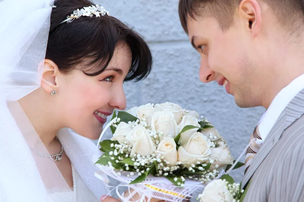 O casal recém-casado olhando um para o outro — Fotografia de Stock