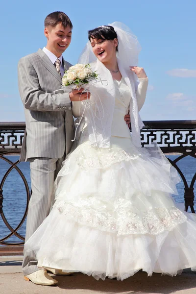 Het onlangs getrouwde stel in de buurt van de rivier, focus op boeket — Stockfoto