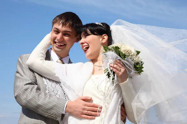 Fidanzato con sposa sullo sfondo del cielo — Foto Stock