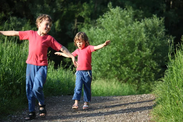 Junge und Mädchen turnen im Park — Stockfoto