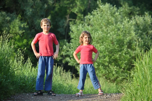 Jongen en meisje Maak gymnastische in park — Stockfoto