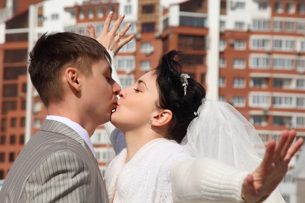 Snoubenec políbí nevěsta venkovní — Stock fotografie
