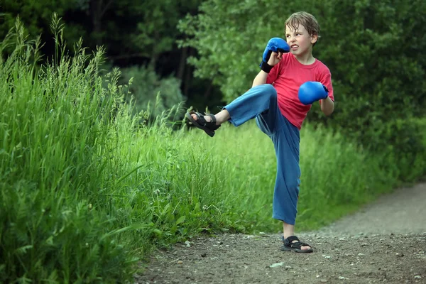 Boy-boxer trains in park — Stock Photo, Image