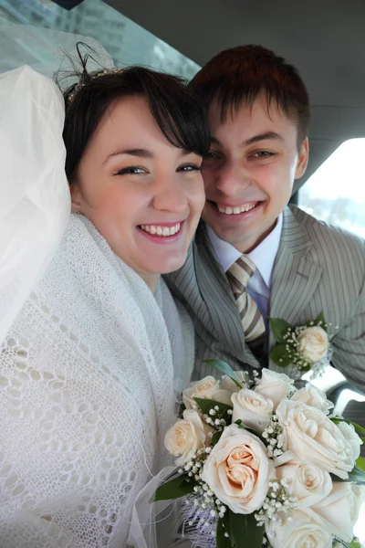 車の中での婚約者と花嫁 — ストック写真