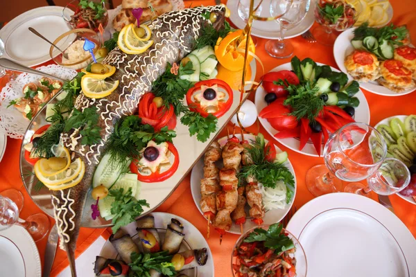 Świątecznym stole z jedzeniem — Zdjęcie stockowe