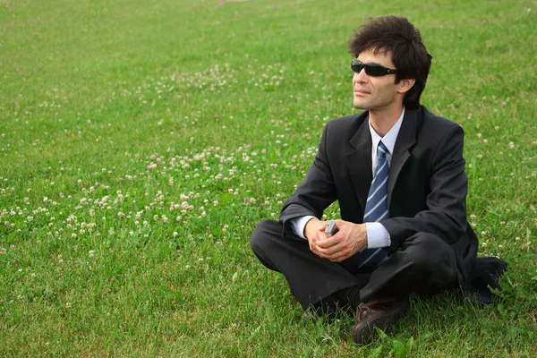 Homme d'affaires sur l'herbe — Photo