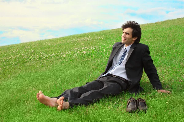 Homme d'affaires sur l'herbe — Photo