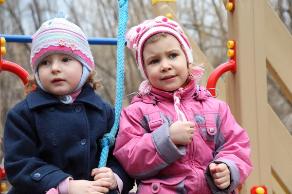 Duas meninas atenciosas no parque infantil — Fotografia de Stock