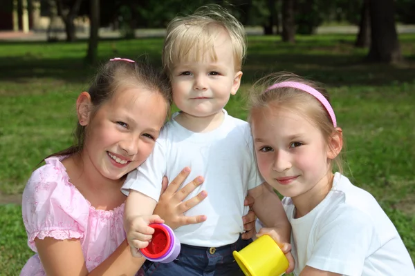 Three children in park in summer — Stock Photo, Image