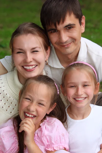 Τετραμελή οικογένεια υπαίθρια για το καλοκαίρι — Φωτογραφία Αρχείου