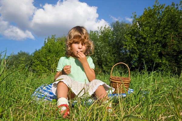 Sevimli küçük kız tatlı kiraz bahçesinde yiyor. — Stok fotoğraf