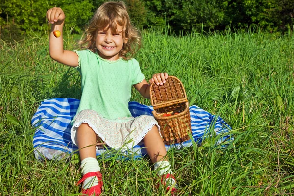Sevimli küçük kız el tatlı kiraz bahçesinde tutar. — Stok fotoğraf