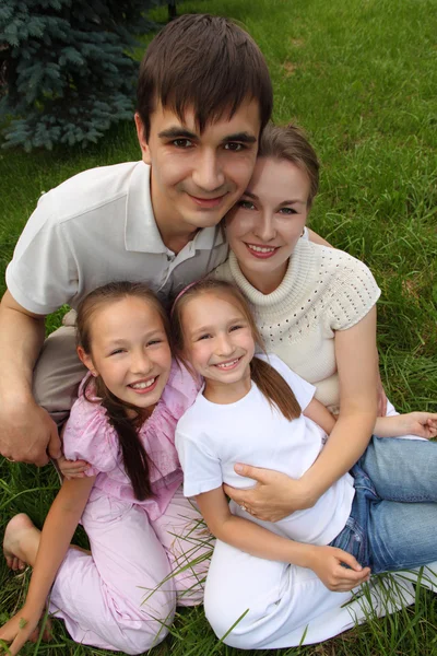 Familj på fyra utomhus på sommaren — Stockfoto