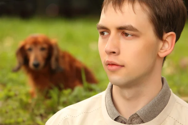 Νεαρός άνδρας με εξωτερική είδος γερμανικού κυνηγετικού σκύλου — Φωτογραφία Αρχείου
