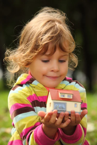 Açık elinde oyuncak küçük ev küçük kız — Stok fotoğraf