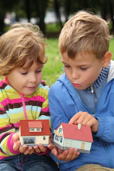 Děti s hračkou malé domy v rukou venkovní — Stock fotografie