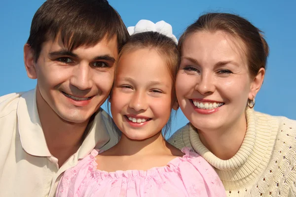 Portrait of parents and daughter against sky — Stock Photo, Image
