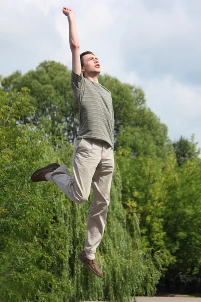 Молода людина стрибає на відкритому повітрі — стокове фото