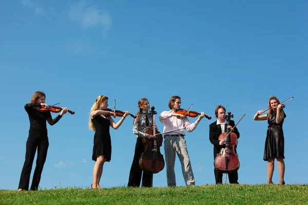 Six musicians play violins against sky — Stock Photo, Image