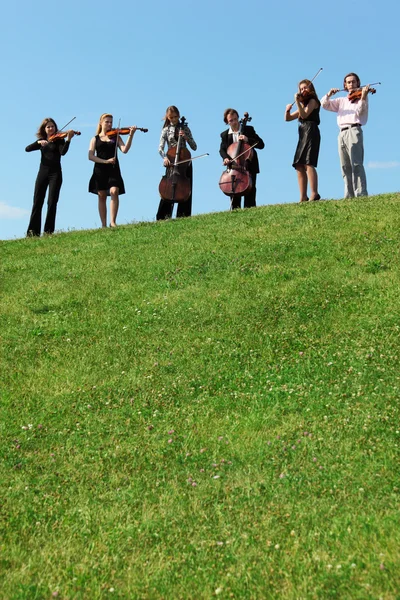 Zes muzikanten spelen violen tegen hemelaltı müzisyenler keman gökyüzü karşı oynamak. — Stockfoto