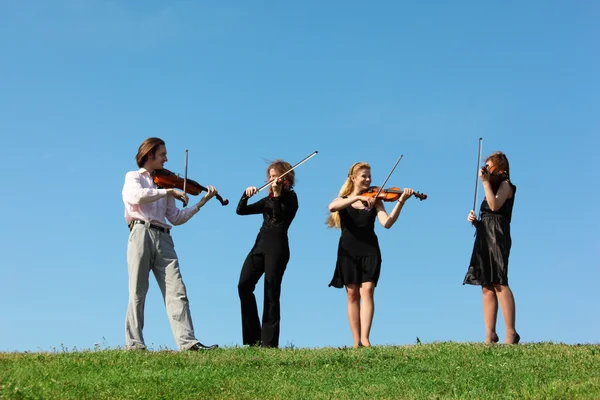 Dört müzisyen keman gökyüzü karşı oynamak. — Stok fotoğraf