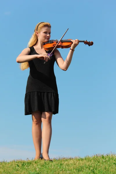 Girl plays violin against sky — Stock Photo, Image