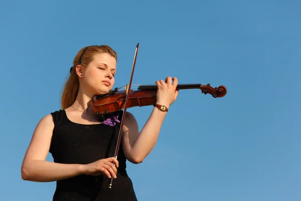 Menina toca violino contra o céu — Fotografia de Stock